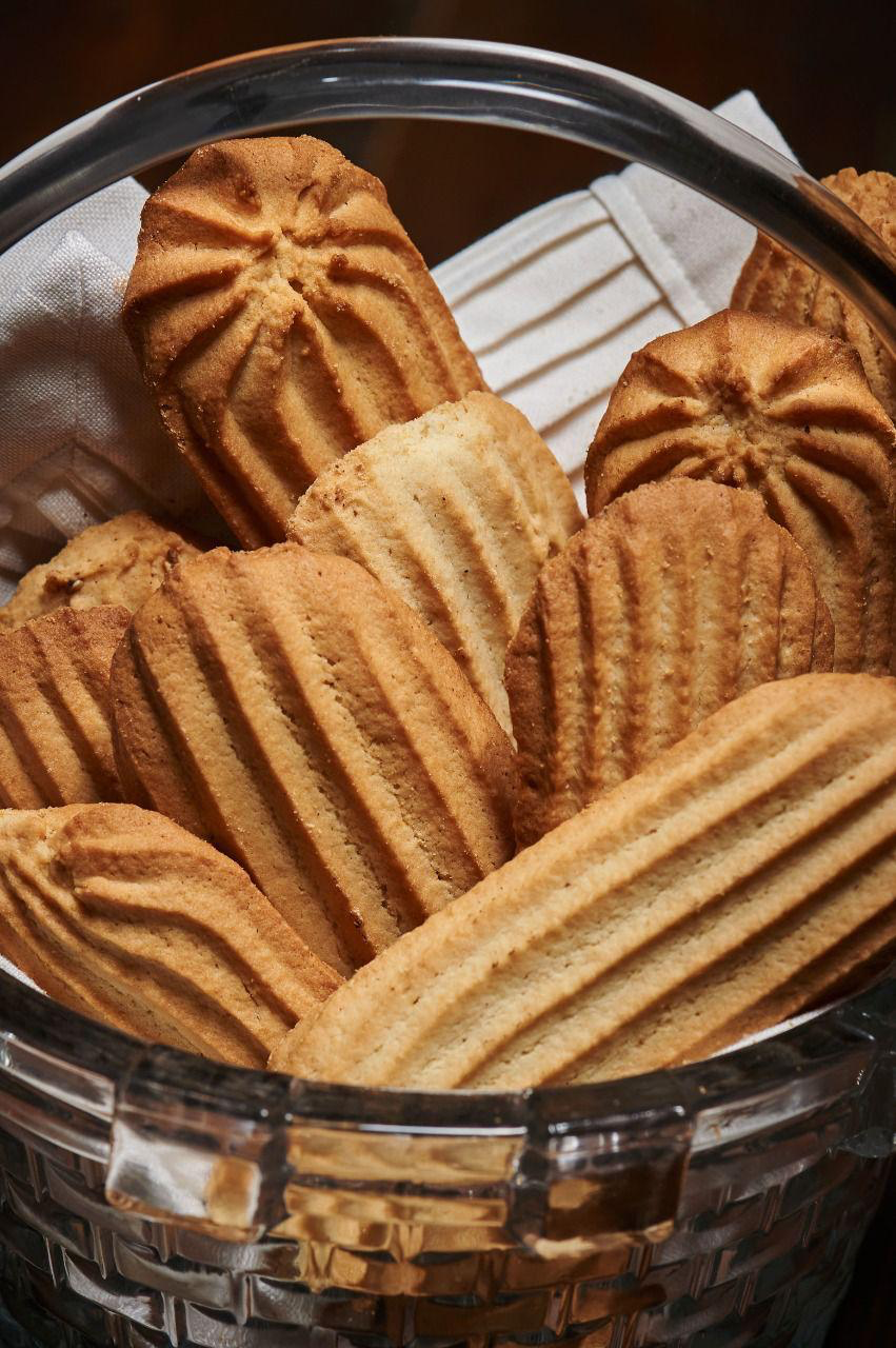 Galletas tradicionales en una canasta de vidrio