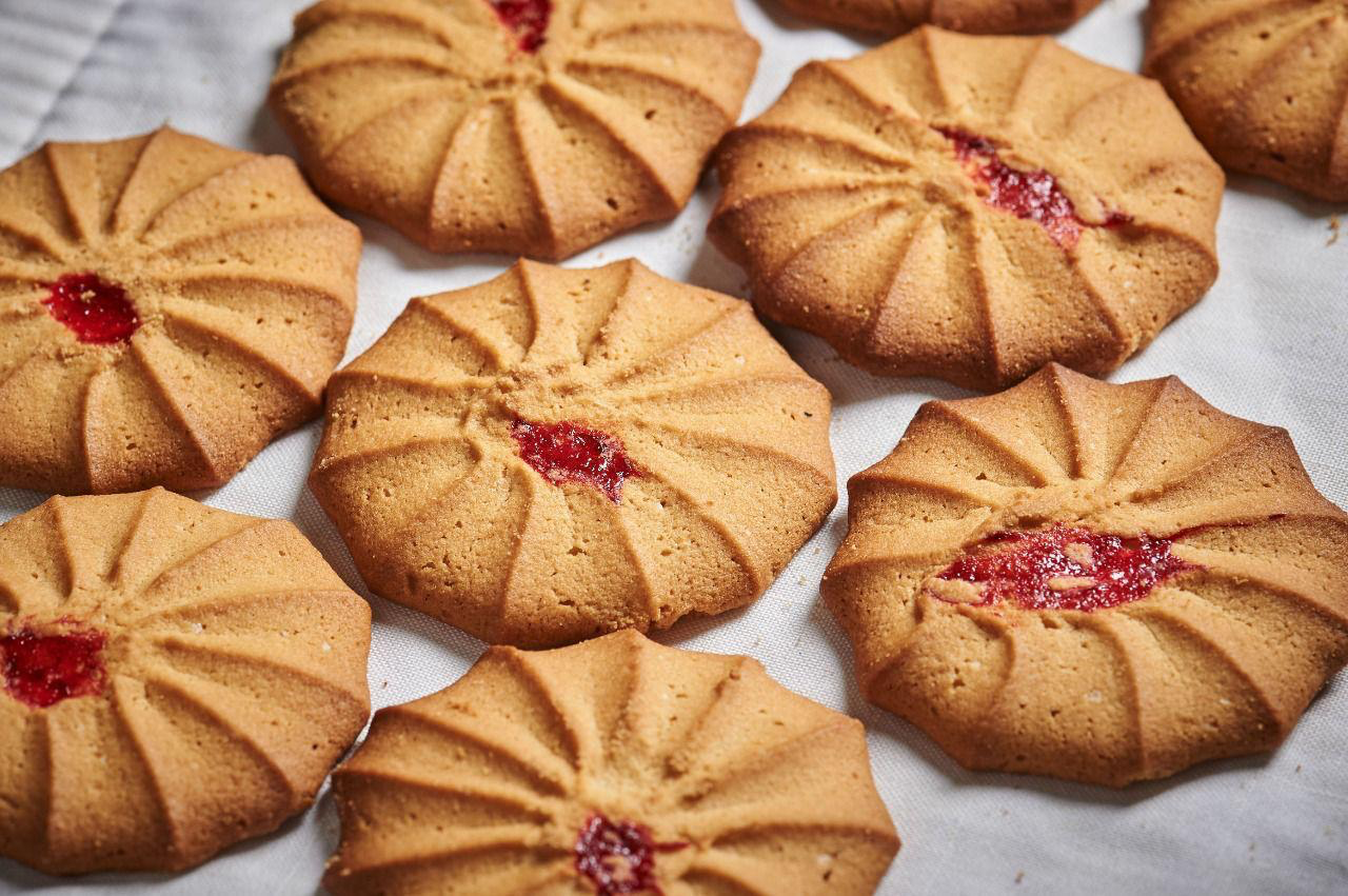 Galletas con relleno de fresa recién horneadas