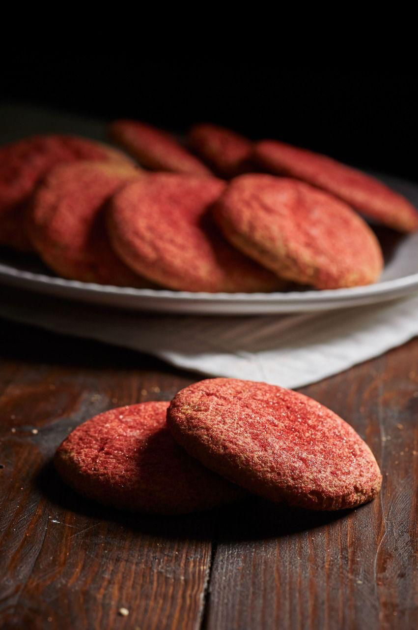 Galletas artesanales de color rojizo sobre mesa de madera