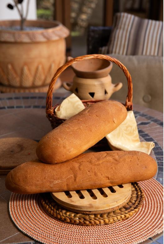 Panes largos tradicionales servidos sobre una mesa
